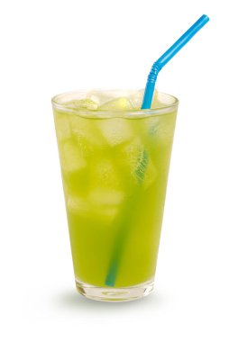 Beyaz arka planda izole edilmiş bardakta taze yeşil meyve suyu