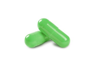 yeşil kapsül hapları beyaz arkaplanda izole