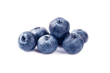 beyaz arkaplanda yaban mersini meyvesi