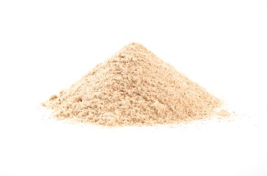 Beyaz arkaplanda izole edilmiş kahverengi un yığını