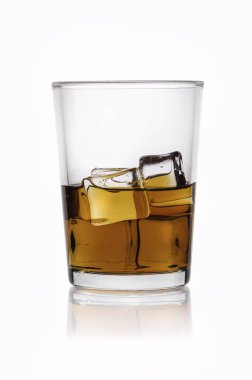 bardak viski üzerine beyaz izole