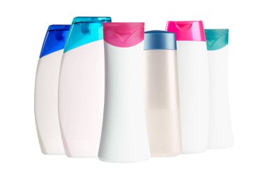 Beyaz arka planda izole edilmiş şampuan şişeleri.