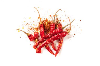Kırmızı kırmızı kırmızı biber beyaz arkaplanda izole edilmiş.