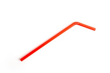 Beyaz arkaplanda kırmızı plastik pipet izole edildi