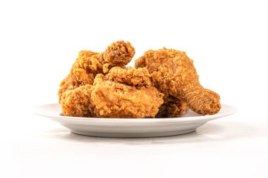 Beyaz arka planda kızarmış tavuk.