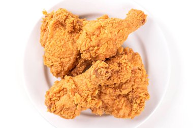 Beyaz arka planda kızarmış tavuk bacağı.