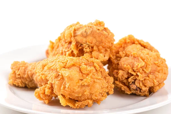 Kızarmış tavuk budu, beyaz bir tabakta.