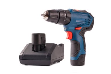 Beyaz arkaplanda matkap ve tornavida