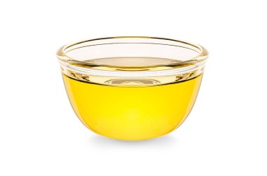 Beyaz arka planda sebze yağı olan cam şişe.