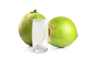 Beyaz arka planda taze hindistan cevizi ile taze hindistan cevizi içeceği.