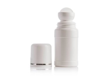 Beyaz arkaplanda izole edilmiş ürün için deodorant şişesi ve boş etiket