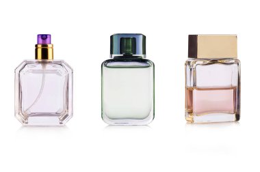 Beyaz arka planda izole edilmiş parfüm şişeleri.