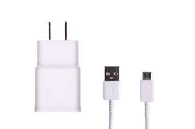 Adaptör şarj cihazı beyaz arkaplanda izole edildi.