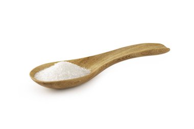 Beyaz arka planda ahşap kaşıkta monosodyum glutamat.
