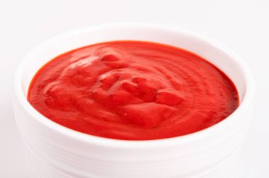 Beyaz arka planda domates sosu.