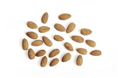 Beyaz arka planda izole edilmiş badem yığınının üst görünümü