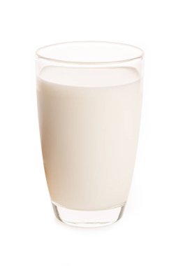 Beyaz arka planda izole edilmiş bir bardak süt.