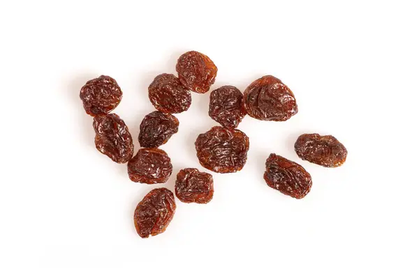 Kurutulmuş kuru üzümler beyaz arka planda izole edilmiş. Üst görünüm