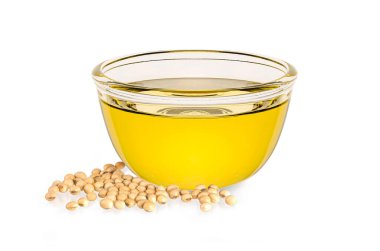 Soya fasulyesi, beyaz arka planda cam kasede pişiyor..