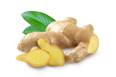 Taze zencefil kökü ve beyaz arkaplanda yapraklar