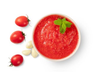 Beyaz arkaplanda içeriği izole edilmiş domates sosunun üst görünümü.