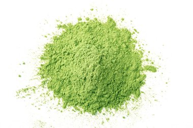 Beyaz arka planda izole edilmiş yeşil çay tozu.
