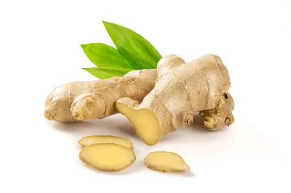 Beyaz arkaplanda zencefil kökü ve zencefil izole