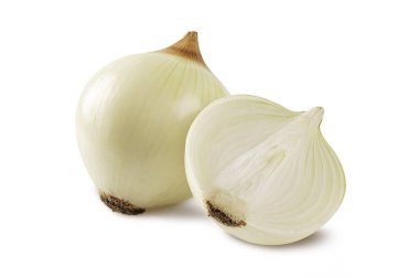 Beyaz arka planda yarı izole edilmiş taze soğan..