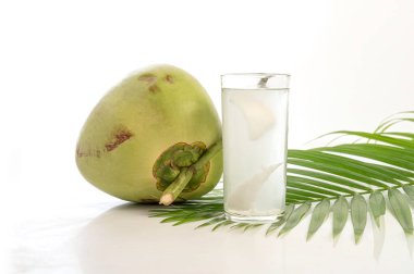 Tahta arka planda bir bardakta hindistan cevizi içeceği