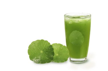 Beyaz arka planda taze centella asiatica smoothie.