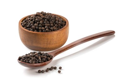 Tahta kasede kara biberli mısır ve beyaz arka planda izole edilmiş kaşık.