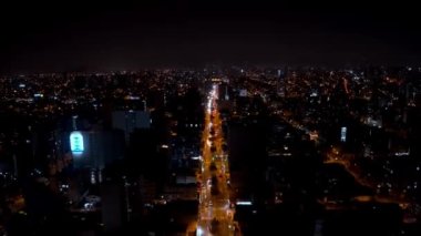 Lima şehrinin yukarıdan gökyüzü görüntüsü ve pek çok binanın havadan gece zaman çizelgesi. Caddelerde trafik vardı. Sucre. Lima, Peru.