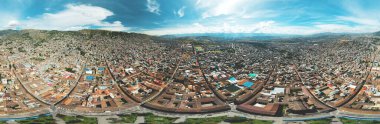 Öğleden sonra Ayacucho Katedrali 'nin ve ana meydanın havadan görünüşü..