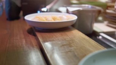 Japon suşisi. Somonla yuvarlan. Kamerayı kapat. Restoranın mutfağında. Seçici odak