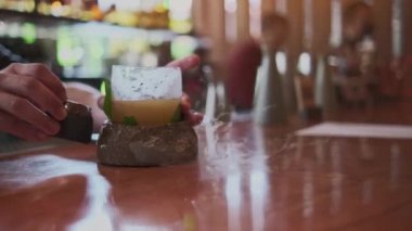 Tanınmayan barmen kokteyl hazırlıyor, yetenekli miksolog güzel yaratıcı kokteyller yapıyor..