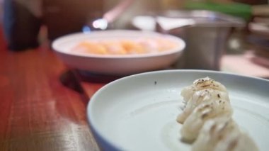 Japon suşisi. Somonla yuvarlan. Kamerayı kapat. Restoranın mutfağında. Seçici odak