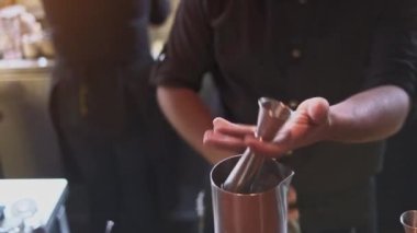 Tanınmayan barmen kokteyl hazırlıyor, yetenekli miksolog güzel yaratıcı kokteyller yapıyor..