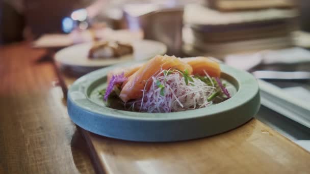 Japansk Mat Rulla Med Lax Närbild Pan Skott Restaurangköket Selektiv — Stockvideo