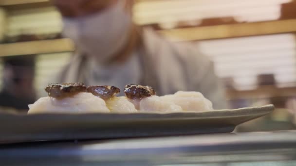 Japon Suşisi Somonla Yuvarlan Kamerayı Kapat Restoranın Mutfağında Seçici Odak — Stok video