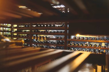 Buzdolabında şarap şişeleri saklamak. Restoranda alkollü kart. Şarabısoğutma ve koruma.