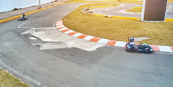 Karting Yarışması Yarış Arabaları Yarış Pistinde Zafer Için Sürüyorlar — Stok fotoğraf