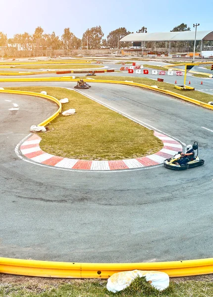 Karting Ανταγωνισμού Αγωνιστικά Αυτοκίνητα Ιππασίας Για Νίκη Μια Πίστα — Φωτογραφία Αρχείου