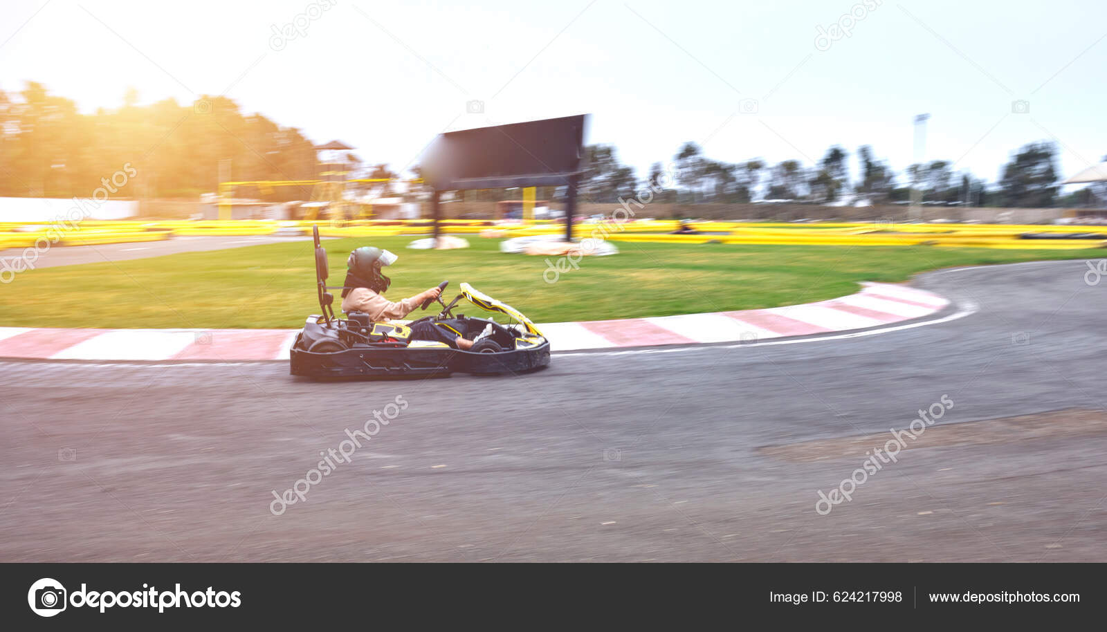 Karting Competição Carros Corrida Montando Para Vitória Uma Pista Corrida  fotos, imagens de © rjankovsky #624217998