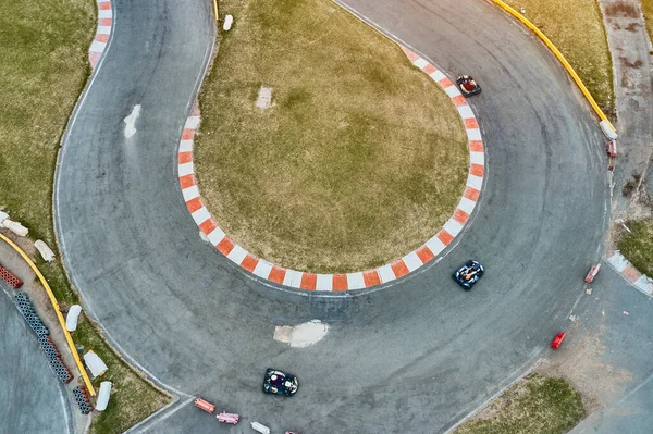 道路標識や競争のための準備カートとレースゴーカートトラックの空中トップビュー — ストック写真