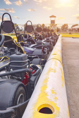 Pist kenarına park etmiş bir araba direksiyonda seçici bir odak noktası..