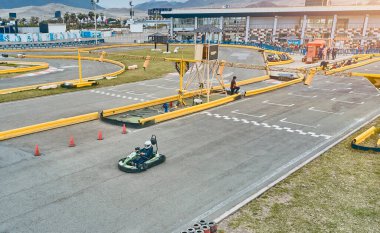 Yarış pistinin yol işaretleri ve yarışmaya hazırlanan kartlarla hava üst görünümü.