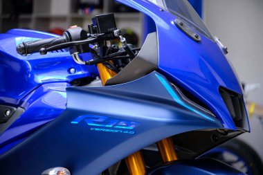 Lima, Peru 2022. Yamaha R15 bağlantılı motosiklet, Yamaha mağazası 2022 'de sergileniyor..