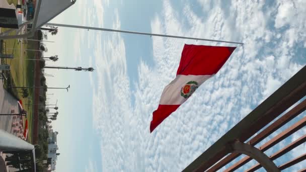 Rüzgarda Dalgalanan Peru Bayrağı Ağır Çekim Vatanseverlik Milliyetçilik Kavramları — Stok video