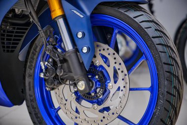 Lima, Peru 2022. Yamaha R15 bağlantılı motosiklet, Yamaha mağazası 2022 'de sergileniyor..