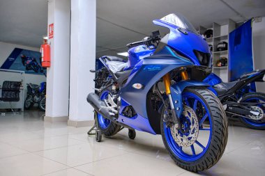 Lima, Peru 2022. Yamaha R15 bağlantılı motosiklet, Yamaha mağazası 2022 'de sergileniyor..